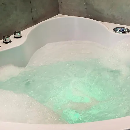 Premium Jacuzzi For Couples, Old Town Daire *