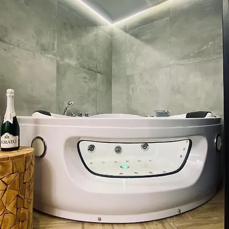 Premium Jacuzzi For Couples, Old Town Apartment *