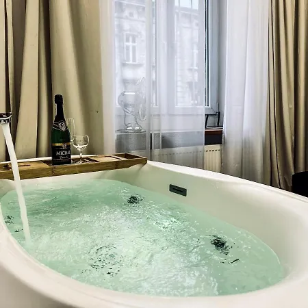 Premium Jacuzzi For Couples, Old Town Apartment