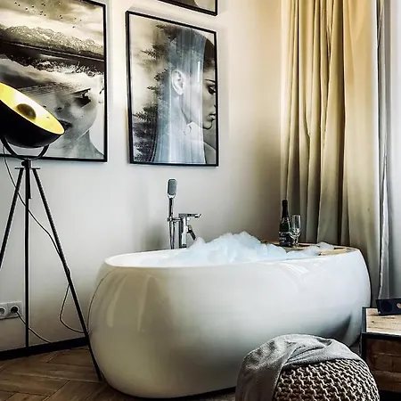 Lejlighed Premium Jacuzzi For Couples, Old Town