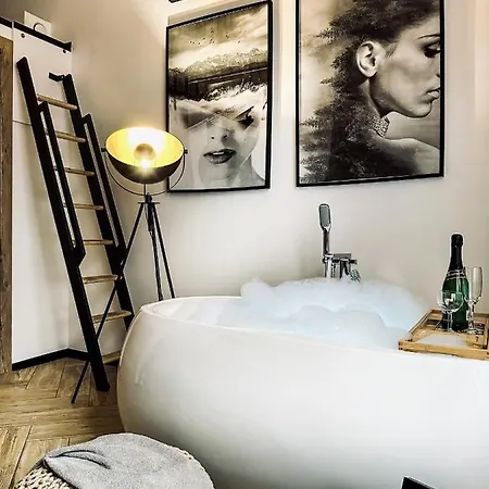 Premium Jacuzzi For Couples, Old Town Apartment *